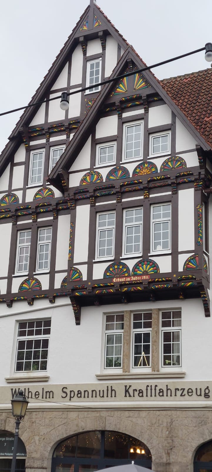 Restaurierte Fachwerkgiebel mit farbigen Fächerrosetten in Bückeburg, erbaut 1911